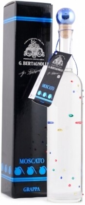 На фото изображение Bertagnolli Monovitigno Grappa di Moscato gift box, 0.5 L (Граппа ди Москато в подарочной упаковке объемом 0.5 литра)