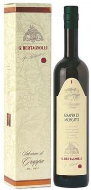 На фото изображение Bertagnolli Monovitigno Grappa di Moscato, gift box, 0.7 L (Граппа ди Москато в подарочной упаковке объемом 0.7 литра)