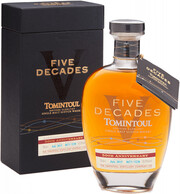 На фото изображение Tomintoul, Five Decades, gift box, 0.7 L (Томинтоул, Файв Декейдс, в подарочной коробке в бутылках объемом 0.7 литра)