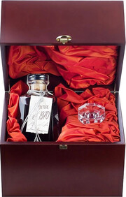 На фото изображение Baron G. Legrand 1970 Bas Armagnac, 0.7 L (Барон Г. Легран Ба Арманьяк, 1970, в декантере Севьяк и деревянной коробке объемом 0.7 литра)