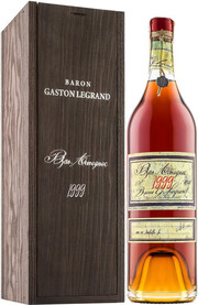 На фото изображение Baron G. Legrand 1999 Bas Armagnac, 0.7 L (Барон Г. Легран Ба Арманьяк, 1999, в деревянной коробке объемом 0.7 литра)