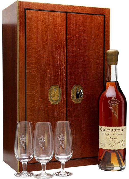 На фото изображение Courvoisier Succession J.S., gift set with 4 glasses (Курвуазье Наследие Ж.С., подарочный набор с 4 бокалами)