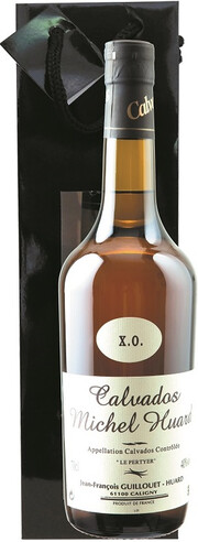 На фото изображение Michel Huard XO, Calvados AOC, gift bag, 0.7 L (Мишель Уар ХО, в подарочном пакете объемом 0.7 литра)