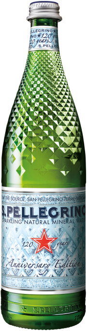 На фото изображение S. Pellegrino Sparkling, 120 Years Anniversary Limited Edition, Glass, 0.75 L (Сан Пеллегрино газированная, Лимитед Эдишн, в стеклянной бутылке объемом 0.75 литра)