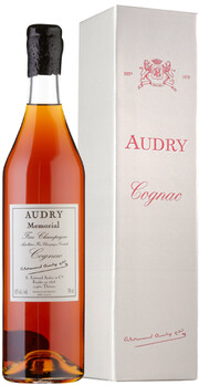 На фото изображение Audry, Memorial Fine Champagne, gift box, 0.7 L (Одри, Мемориаль Фин Шампань, в подарочной коробке объемом 0.7 литра)