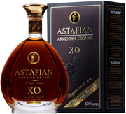 На фото изображение Astafian XO 10 Years, gift box, 0.75 L (Астафян ХО 10-летний, в подарочной коробке объемом 0.75 литра)