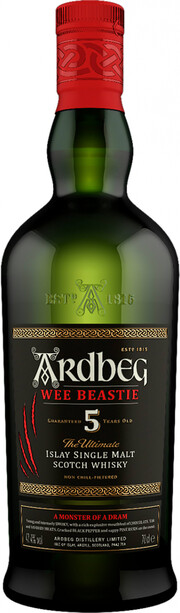 На фото изображение Ardbeg, Wee Beastie, 0.7 L (Ардбег, Ви Бисти в бутылках объемом 0.7 литра)