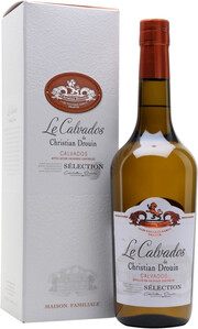 На фото изображение Christian Drouin, Calvados Selection, gift box, 0.7 L (Кристиан Друэн, Кальвадос Селексьон, в подарочной коробке объемом 0.7 литра)