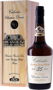 In the photo image Coeur de Lion Calvados 35 ans, wooden box, 0.7 L