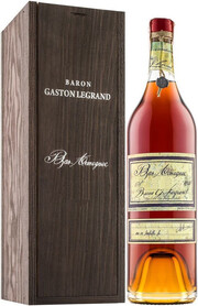 На фото изображение Baron G. Legrand 2001 Bas Armagnac, 0.7 L (Барон Г. Легран Ба Арманьяк, 2001, в деревянной коробке объемом 0.7 литра)