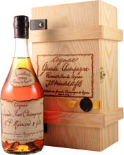 На фото изображение Menard, Ancestrale Reserve de Famille, wooden box, 0.7 L (Менар, Ансестраль Резерв де Фамий, в деревянной коробке объемом 0.7 литра)