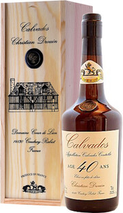 In the photo image Coeur de Lion Calvados 40 ans, wooden box, 0.7 L