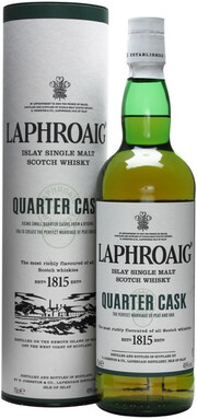 На фото изображение Laphroaig Quarter Cask, gift box, 0.7 L (Лафройг Квоте Каск, в подарочной коробке в бутылках объемом 0.7 литра)