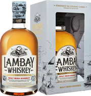 На фото изображение Lambay Malt Irish Whiskey, gift box, 0.7 L (Ламбэй Молт Айриш Виски, в подарочной коробке в бутылках объемом 0.7 литра)