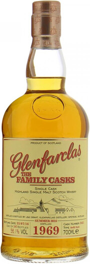 На фото изображение Glenfarclas 1969 Family Casks (56,1%), 0.7 L (Гленфарклас 1969 Фэмили Каскс (56,1%) в бутылках объемом 0.7 литра)