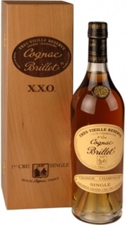 На фото изображение Brillet Tres Vielle Reserve XXO Grande Champagne, wooden box, 0.7 L (Брийе Трэ Вье Резерв ХХО Гранд Шампань, в деревянной коробке объемом 0.7 литра)