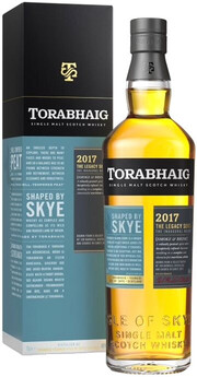На фото изображение Torabhaig Legacy Series, 2017, gift box, 0.7 L (Торвег Легаси Сириес, 2017, в подарочной коробке в бутылках объемом 0.7 литра)