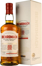 На фото изображение Benromach Cask Strength (58,5%), 2010, gift box, 0.7 L (Бенромах Каск Стренгс (58,5%), 2010, в подарочной коробке в бутылках объемом 0.7 литра)