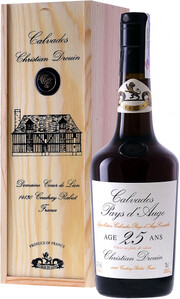 In the photo image Coeur de Lion Calvados 25 ans, wooden box, 0.7 L