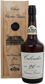 На фото изображение Coeur de Lion Calvados 20 ans, gift box, 0.7 L (Кор де Льон 20 лет, в подарочной коробке объемом 0.7 литра)
