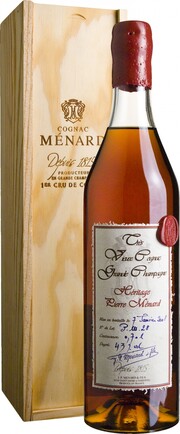 На фото изображение Menard, Tres Vieux, Grande Champagne, gift box, 0.7 L (Менар, Трэ Вьё, в подарочной коробке объемом 0.7 литра)
