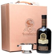 На фото изображение Bunnahabhain Aged 30 years, gift box, 0.7 L (Буннахавэн Эйджид 30 лет, в подарочной коробке в бутылках объемом 0.7 литра)