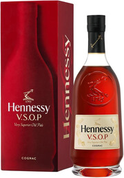 На фото изображение Hennessy V.S.O.P., with gift box, 0.7 L (Хеннесси В.С.О.П., в подарочной коробке объемом 0.7 литра)