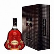На фото изображение Hennessy X.O  with luxurious gift box, 0.7 L (Хеннесси X.O  в эксклюзивной подарочной упаковке объемом 0.7 литра)