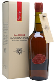 На фото изображение Calvados Doyen dAge, gift box, 0.7 L (Дуаен дАж, в подарочной коробке объемом 0.7 литра)