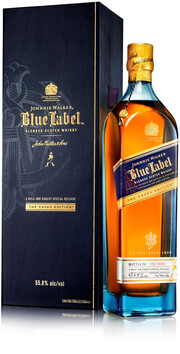 На фото изображение Blue Label, Lacquer case, gift box, 0.7 L (Блю Лейбл, в подарочной упаковке в бутылках объемом 0.7 литра)