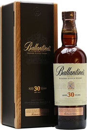 На фото изображение Ballantines 30 years old, gift box, 0.7 L (Баллантайнс 30-летний, в коробке в бутылках объемом 0.7 литра)