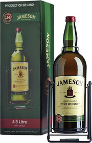 На фото изображение Jameson, with Pouring Stand, gift box, 4.5 L (Джемесон, на качелях в подарочной коробке в бутылках объемом 4.5 литра)