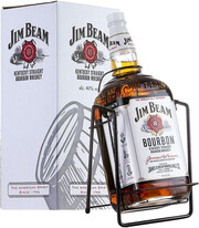 На фото изображение Jim Beam, with Pouring Stand, gift box, 3 L (Джим Бим, в коробке на качелях в бутылках объемом 3 литра)