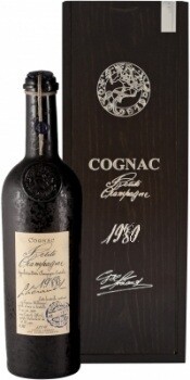На фото изображение Lheraud Cognac 1980 Petite Champagne, 0.7 L (Леро Коньяк 1980 Пти Шампань в деревянной подарочной коробке объемом 0.7 литра)