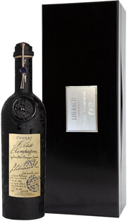 На фото изображение Lheraud Cognac 1982 Petite Champagne, 0.7 L (Леро Коньяк 1982 Пти Шампань в деревянной подарочной коробке объемом 0.7 литра)