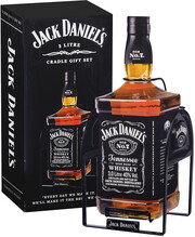 На фото изображение Jack Daniels on Cradle, 3 L (Джек Дэниэлс в коробке, с качелями в бутылках объемом 3 литра)