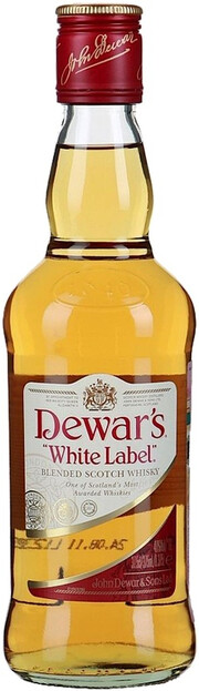На фото изображение Dewars White Label, 0.375 L (Дьюарс Уайт Лейбл в маленьких бутылках объемом 0.375 литра)