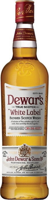 На фото изображение Dewars White Label, 0.5 L (Дьюарс Уайт Лейбл в бутылках объемом 0.5 литра)