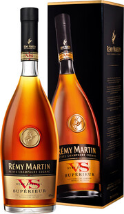 На фото изображение Remy Martin VS, 1 L (Реми Мартин ВС Супериор, в подарочной коробке объемом 1 литр)