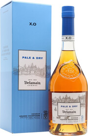 На фото изображение Delamain, Pale & Dry XO, gift box, 0.7 L (Деламен, Пэйл энд Драй XO, в подарочной коробке объемом 0.7 литра)