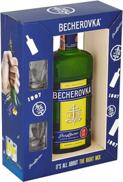 На фото изображение Becherovka, gift box with 2 glasses, 0.7 L (Бехеровка в коробке с 2-мя рюмками объемом 0.7 литра)