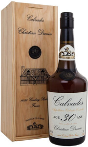 На фото изображение Coeur de Lion Calvados 30 ans, wooden box, 0.7 L (Кор де Льон Кальвадос 30 лет, в деревянной коробке объемом 0.7 литра)