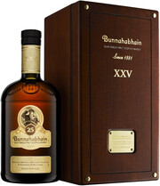 На фото изображение Bunnahabhain aged 25 years, wooden box, 0.7 L (Буннахавэн 25-летний, в деревянной коробке в бутылках объемом 0.7 литра)