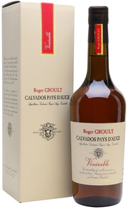 На фото изображение Calvados Venerable, 0.7 L (Кальвадос Венерабль, в подарочной коробке объемом 0.7 литра)