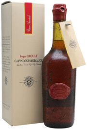 На фото изображение Calvados Reserve Ancestrale, gift box, 0.7 L (Кальвадос Резерв Анкестраль, в подарочной коробке объемом 0.7 литра)