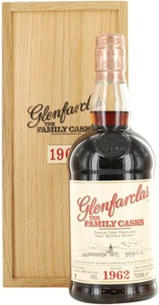 На фото изображение Glenfarclas 1962 Family Casks, in wooden box, 0.7 L (Гленфарклас 1962 Фэмили Кэскс, в деревянной коробке в бутылках объемом 0.7 литра)