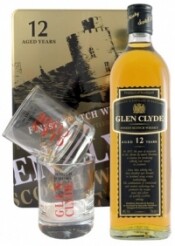 На фото изображение Glen Clyde 12 Years Old, 0.7 L (Виски Глен Клайд 12 лет в металлической коробке, с 2-мя стаканами в бутылках объемом 0.7 литра)