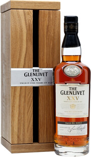 На фото изображение The Glenlivet 25 Years Old, wooden box, 0.7 L (Гленливет 25-летний, в деревянной коробке в бутылках объемом 0.7 литра)