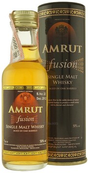 На фото изображение Amrut Fusion, in tube, 0.05 L (Амрут Фьюжн, в тубе в маленьких бутылках объемом 0.05 литра)
