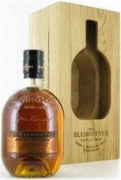 На фото изображение Glenrothes John Ramsay Single Speyside Malt, 0.7 L (Гленротс Джон Рэмсэй Сингл Спейсайд Молт, в деревянной коробке в бутылках объемом 0.7 литра)